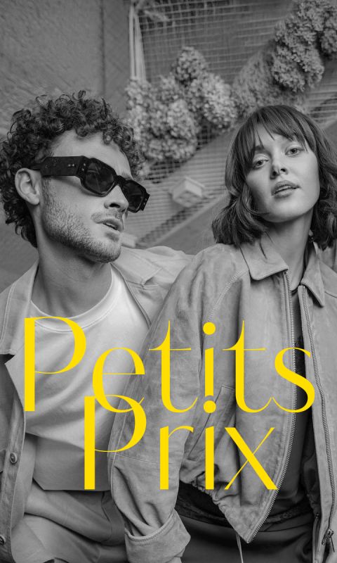 Un homme et une femme en tenue élégante posent avec assurance ; au-dessus de l'image en noir et blanc est écrit en lettres jaunes "Petits Prix".