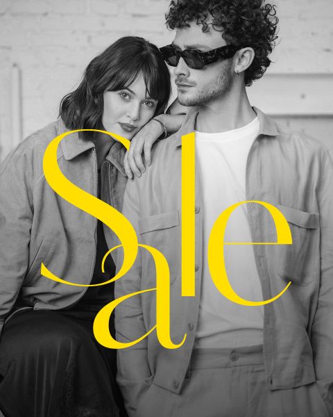 Une femme et un homme en tenues à la mode posent ensemble ; au-dessus d'eux, "Soldes" est écrit en grands caractères jaunes.