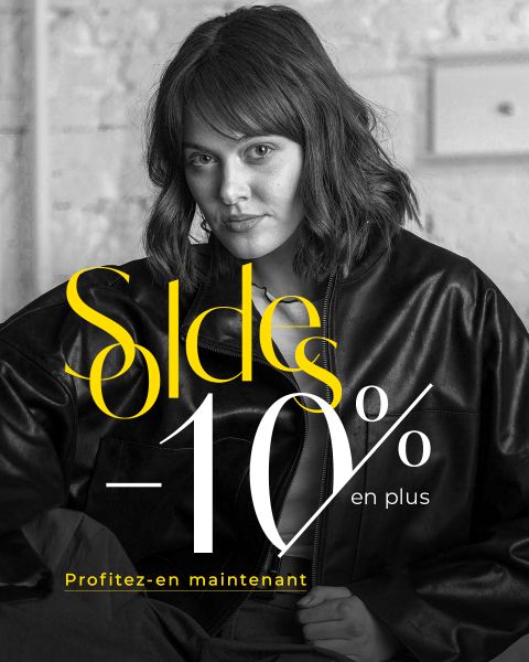 Une femme en veste de cuir est assise là, au-dessus, il est écrit : « Offre spéciale : 10 % de réduction supplémentaire. Profitez-en dès maintenant. ».