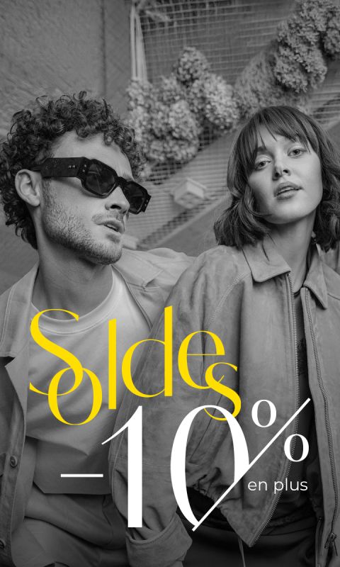 Un homme et une femme élégamment vêtus posent ensemble ; un texte en français dit : « Soldes - 10 % en plus » et indique une réduction supplémentaire de 10 %.