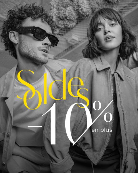 Un homme et une femme élégamment vêtus, avec des lunettes de soleil et des vestes, avec, par-dessus, sur un fond noir et blanc, l'inscription « Soldes - 10 % en plus » en caractères gras jaunes et blancs.