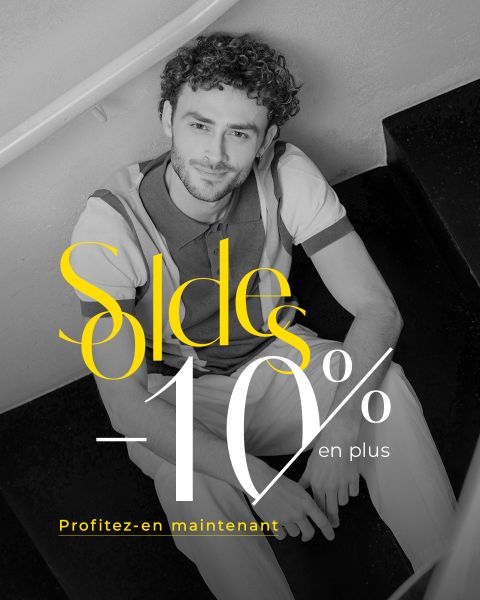 Un homme assis sur un escalier sourit à la caméra, avec le texte : « Offre spéciale : 10 % de réduction supplémentaire. Profitez-en dès maintenant. »
