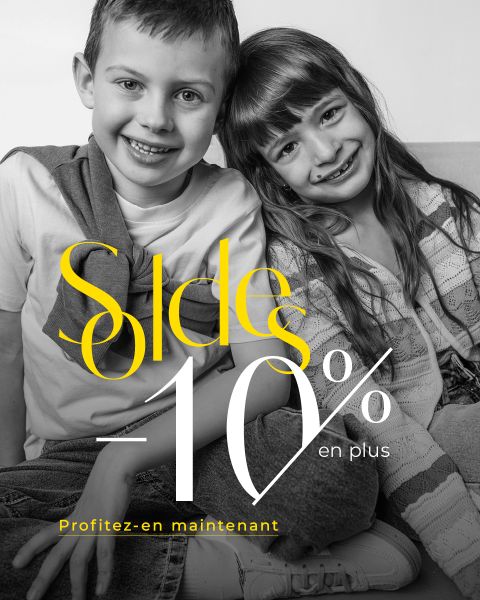 Deux enfants souriants sont assis côte à côte, au-dessus se trouve le texte : « Promotions - 10 % de remise supplémentaire. Saisissez l'occasion dès maintenant. ».