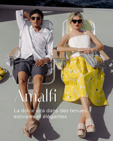 Un homme et une femme en tenue d'été élégante sont allongés sur des chaises au soleil ; "Amalfi" et du texte français sur la mode estivale élégante superposent l'image.