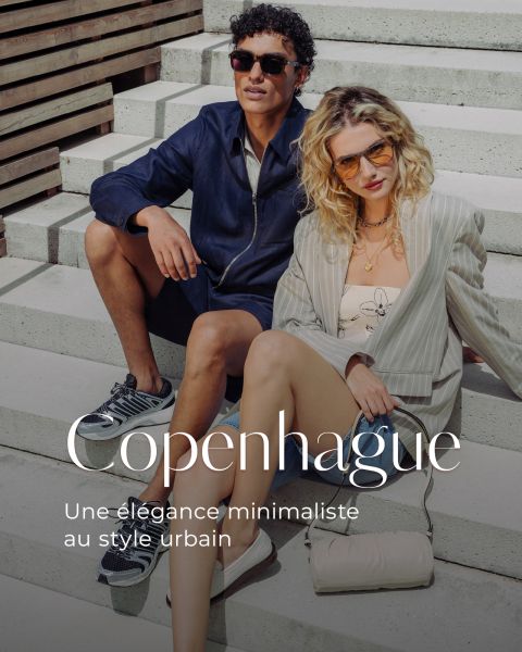 Un homme et une femme dans une tenue élégante et minimaliste sont assis sur un escalier extérieur, tous deux portent des lunettes de soleil. Texte : "Copenhague, Une élégance minimaliste au style urbain.