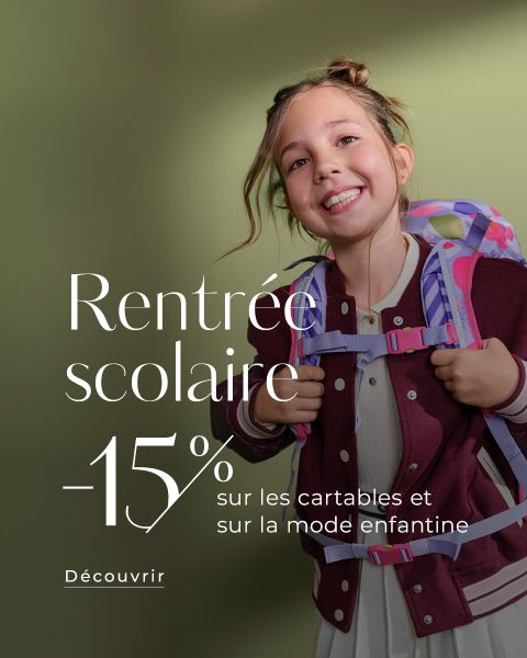 Jeune fille souriante avec un sac à dos violet et rose, texte promotionnel : « Rentrée scolaire -15% sur les cartables et sur la mode enfantine ».