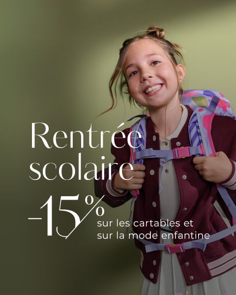 Souriez, jeune fille avec un sac à dos. Texte français : « Rentrée scolaire - 15 % de réduction sur les cartables et la mode enfantine. »