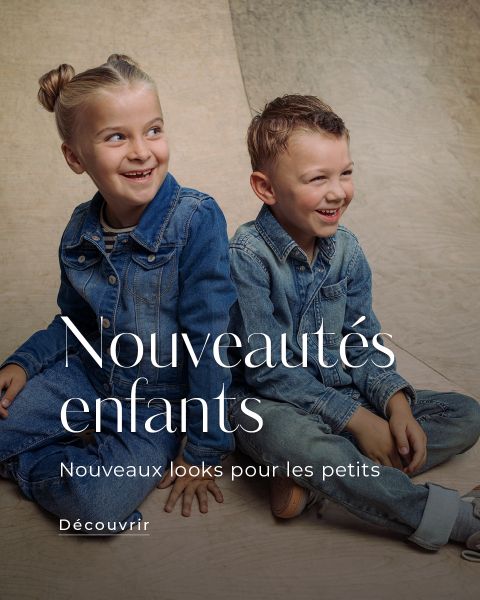 Deux petits enfants en tenues en jean sont assis et sourient. Un texte français fait la promotion de nouveaux looks pour enfants : « Nouveautés enfants. Nouveaux looks pour les petits. ».