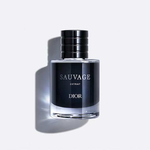 Un flacon du parfum « Dior Sauvage Extrait » avec un bouchon noir, devant un simple fond blanc.