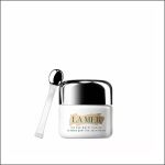 Ein weißer Tiegel „La Mer The Eye Balm Intense“ mit silbernem Deckel und einem kleinen Applikator daneben, vor einem schlichten weißen Hintergrund.