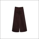 Braune Cordhose mit weitem Bein, hoher Taille, Knopfverschluss und ohne sichtbare Taschen, präsentiert vor weißem Hintergrund.