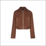 Braune Wildlederjacke mit Reißverschluss vorne, langen Ärmeln und Kragen, präsentiert vor einem schlichten weißen Hintergrund.
