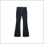 Dunkelblaue Jeans mit ausgestelltem Bein, flach auf einem weißen Hintergrund liegend, mit Vordertaschen und sichtbaren Nähten.