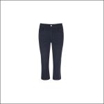 Dunkelblaue, verkürzte Jeans mit Taschen vorne und hinten, Gürtelschlaufen und einem Knopfverschluss, dargestellt vor einem weißen Hintergrund.