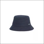 Marineblauer Bucket-Hat mit einem kleinen Barbour-Logo an der Seite, abgebildet vor einem schlichten weißen Hintergrund.