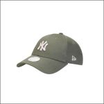 Olivgrüne Baseballkappe mit gebogener Krempe, weißem „NY“-Logo auf der Vorderseite und einem kleinen weißen Logo an der Seite.