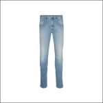 Hellblaue Jeans mit schmaler Passform, Fünf-Taschen-Design und Knopfverschluss, dargestellt vor einem schlichten weißen Hintergrund.
