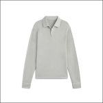Hellgraues, langärmeliges Poloshirt mit Kragen und kurzer Knopfleiste, flach auf einem weißen Hintergrund liegend.