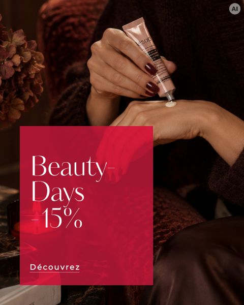 Une personne se crème la main. Sur une boîte rouge, il est écrit : « Beauty-Days 15 % ». « Découvrez ». À l'arrière-plan, on peut voir des fleurs séchées et une bougie.