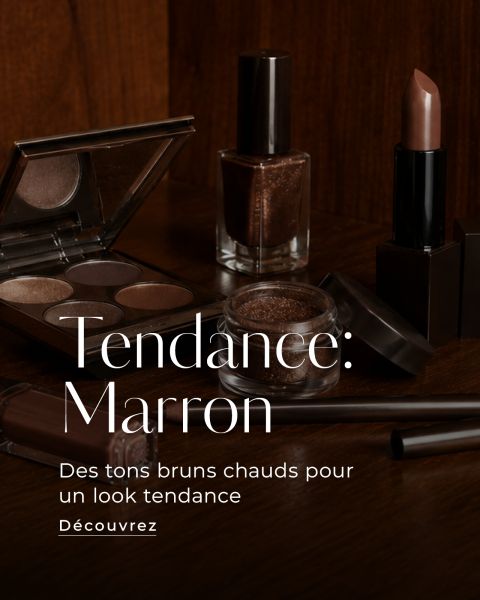 Produits de maquillage dans les tons bruns, y compris le rouge à lèvres, le vernis à ongles, le fard à paupières et les pinceaux, sur une surface en bois foncé, avec un texte français sur les tons bruns tendance.