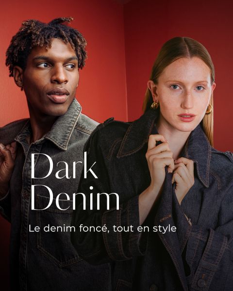 Deux mannequins en vestes en jean foncées posent devant un mur rouge. Le texte dit : « Dark Denim. Le denim foncé, tout en style. ».