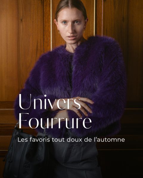 Une femme en manteau de fourrure violet pose dans une pièce devant un lambris. Le texte français est : « Univers Fourrure. Les favoris tout doux de l’automne. »
