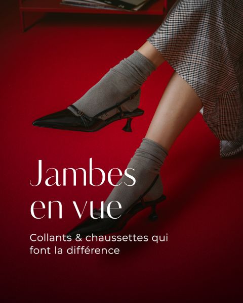 Une personne avec des chaussettes grises et des escarpins noirs ainsi qu'un pantalon à carreaux est assise les jambes croisées sur un sol rouge. Un texte français est affiché au-dessus de l'image.