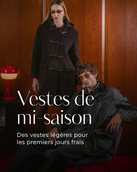 Deux mannequins en vestes d'automne posent à l'intérieur devant un mur en bois ; un texte français fait la promotion de vestes légères pour les premiers jours frais.