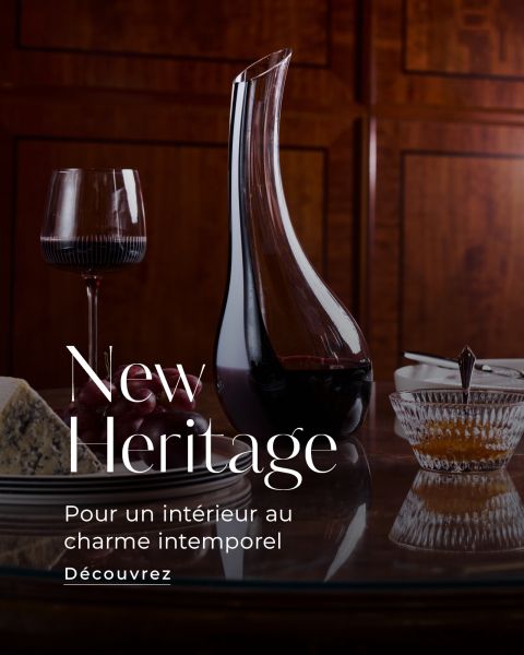 Sur une table brillante, il y a une carafe de vin, un verre de vin rouge, du fromage et du miel, avec des boiseries en arrière-plan. Un texte en français est superposé à l'image.