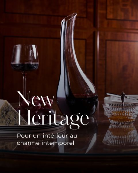 Un verre à vin, une carafe, du fromage et du miel sur une table polie avec des boiseries ; le texte dit : « New Heritage, Pour un intérieur au charme intemporel. ».