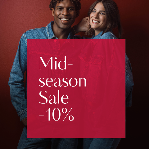 Deux personnes en vestes en jean sourient ; au-dessus, sur fond rouge, est écrit « Soldes de mi-saison - 10 % ».