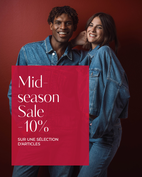 Deux personnes en tenue de jean sourient devant un mur rouge. Le texte dit : « Vente de mi-saison - 10 % de réduction. Sur articles sélectionnés. ».