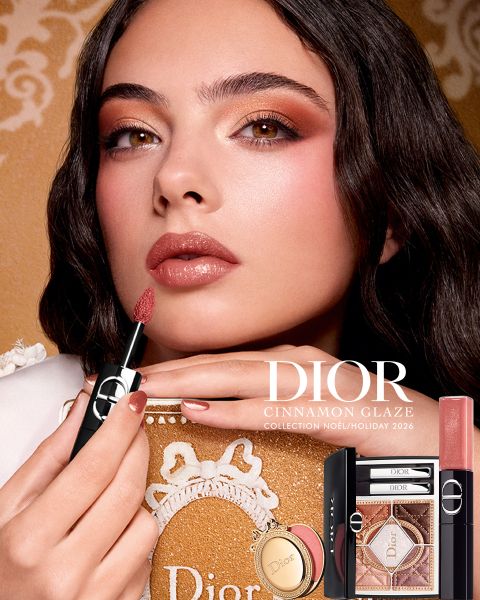 Une femme applique le rouge à lèvres « Rouge Dior » et tient l'applicateur près de ses lèvres. Trois étuis de rouge à lèvres sont représentés. Le texte fait la promotion d'un rouge à lèvres 24 heures, sans transfert, qui estompe les lèvres en douceur et offre un fini mat.