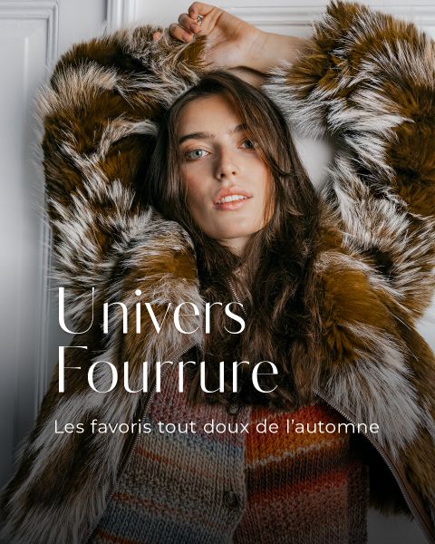 Une femme portant une veste marron et blanche bordée de fourrure, sur laquelle on peut lire les inscriptions « Univers Fourrure » et « Les favoris tout doux de l’automne ».