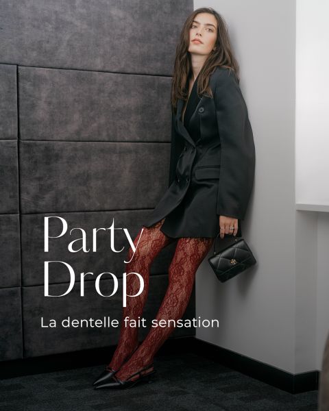 Une femme en blazer noir et collants résille rouges tient un petit sac à main noir. Le texte dit « Party Drop » et « La dentelle fait sensation ».