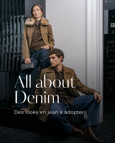 Une femme et un homme en vestes et jeans marron se tiennent debout et assis à l'intérieur, avec le texte "Tout sur le denim" superposé à l'image.