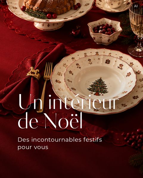 Un couvert sur une nappe rouge, composé de vaisselle en céramique avec motif de sapin de Noël, d'une fourchette dorée et d'une serviette maintenue par un rond de serviette en forme de cheval.