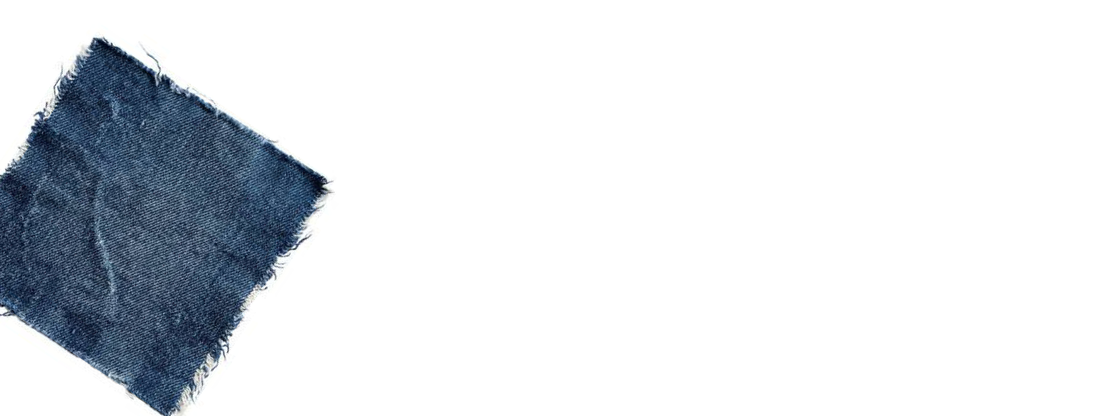 Ein rautenförmiges Stück blauer Denim-Stoff mit ausgefransten Kanten auf weißem Hintergrund.