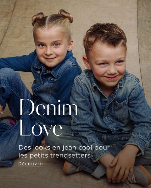 Deux enfants en tenue en jean sont assis sur un plancher en bois, avec le texte : « Denim Love. Des looks en jean cools pour les petits créateurs de tendances. Découvrir. »