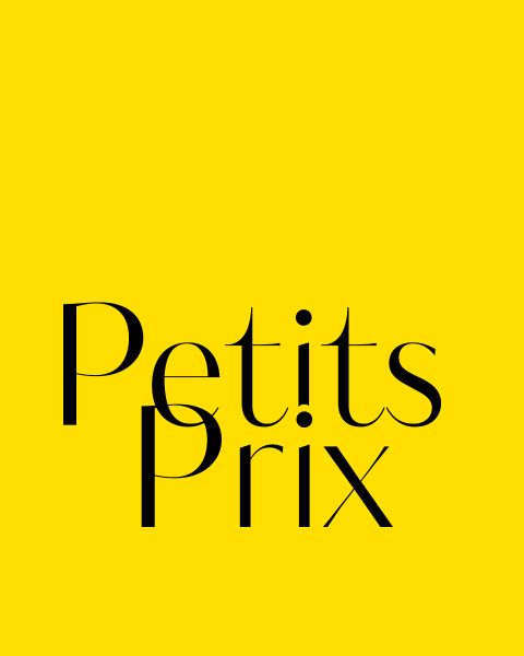 Le lettrage « Petits Prix » en caractères sérif noirs, centré sur fond jaune.
