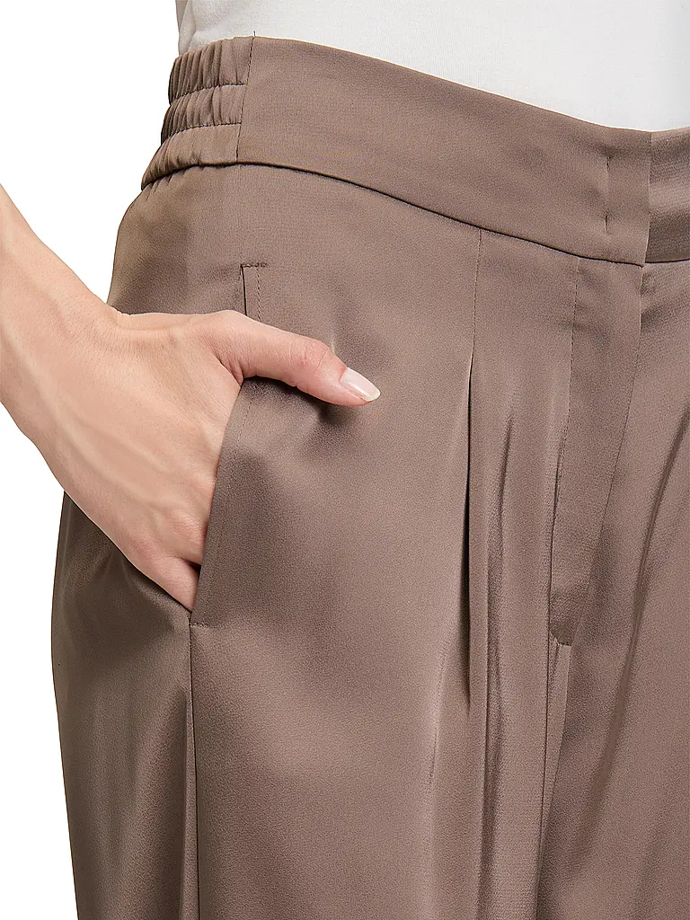 BETTY BARCLAY | Pantalon Marlene

Marque: BETTY BARCLAY
Couleur: marron
Catégories: Mode,Femme
Tags: Grandes tailles

Matériel: Polyester / Polyamide
Motif: Uni
Longueur (Pantalons/Jeans): Longueur normale
Hauteur de la taille: Taille haute
Détails: Poches latérales, | 