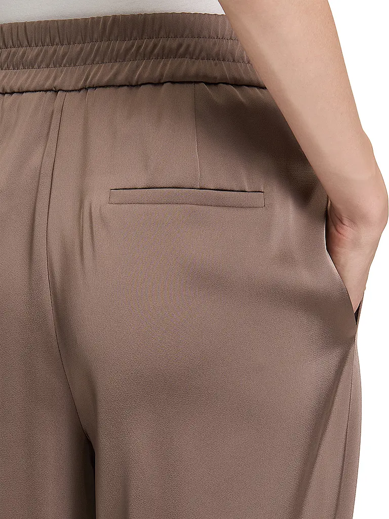 BETTY BARCLAY | Pantalon Marlene

Marque: BETTY BARCLAY
Couleur: marron
Catégories: Mode,Femme
Tags: Grandes tailles

Matériel: Polyester / Polyamide
Motif: Uni
Longueur (Pantalons/Jeans): Longueur normale
Hauteur de la taille: Taille haute
Détails: Poches latérales, | 