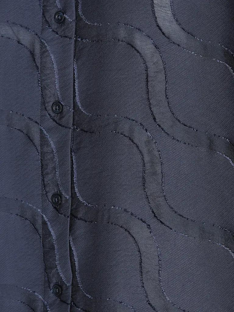 BRAX | Nom du produit: Bluse VIVI
Marque: BRAX
Couleur: dunkelblau
Catégories: Mode,Damen

Longueur des manches: Langarm
Matériel: Viskose
Forme du col: Stehkragen
Motif: Unifarben
Coupe (vêtement): Regular
Style: Casual | Bleu foncé