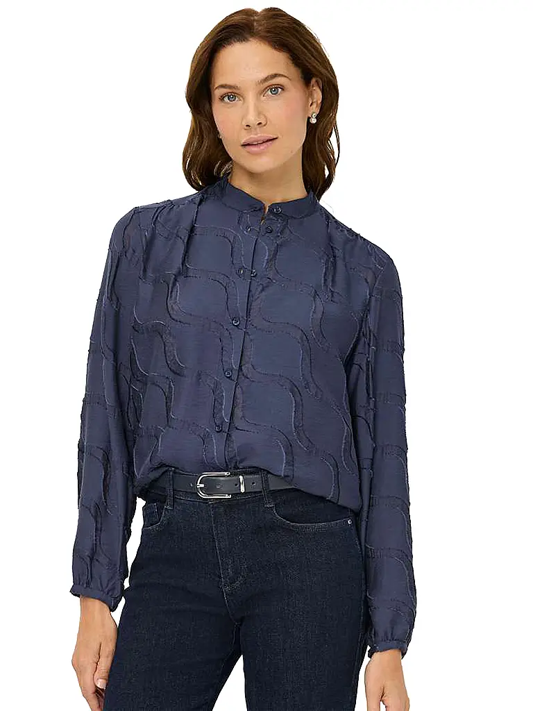 BRAX | Nom du produit: Bluse VIVI
Marque: BRAX
Couleur: dunkelblau
Catégories: Mode,Damen

Longueur des manches: Langarm
Matériel: Viskose
Forme du col: Stehkragen
Motif: Unifarben
Coupe (vêtement): Regular
Style: Casual | Bleu foncé
