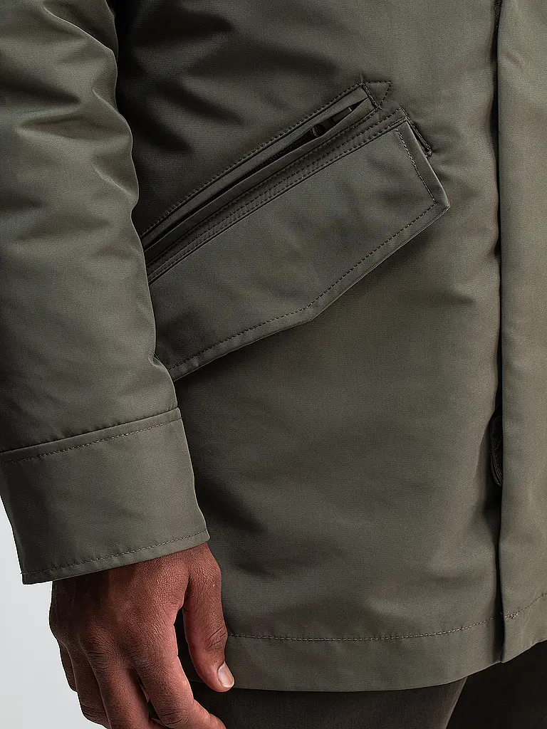 BUTCHER OF BLUE | Parka GALENA
Marque: BUTCHER OF BLUE
Couleur: gris
Catégories: Mode, Homme
Matériau: Polyester / Polyamide
Forme du col: Capuche
Motif: Uni
Coupe (vêtements d'extérieur): Regular
Détails: Poches latérales, Cordon de serrage, 3 en 1, Hydrofuge |