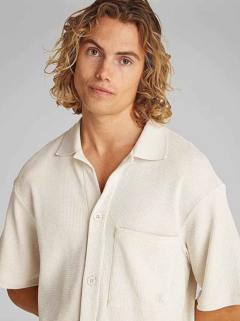 CALVIN KLEIN JEANS | Chemise
Marque: CALVIN KLEIN JEANS
Couleur: crème
Catégories: Mode,Homme

Longueur des manches: Manches courtes
Matière: Coton,Polyester / Polyamide
Forme du col: Col Kent
Motif: Uni
Coupe (vêtement d'extérieur): Regular
Style: Young Fashion
Détails | 