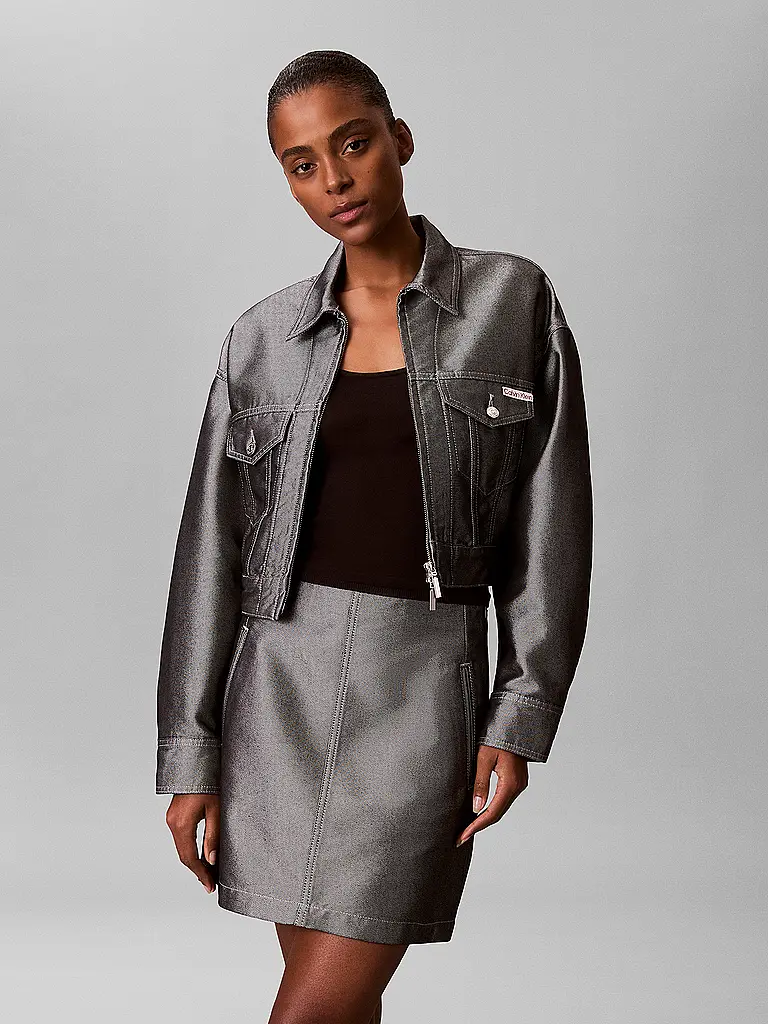 CALVIN KLEIN JEANS | Jeansrock
Marke: CALVIN KLEIN JEANS
Farbe: grau
Kategorien: Mode,Damen

Material: Denim,Baumwolle,Polyester / Polyamid
Musterung: Metallic
Stil: Young Fashion
Bundhöhe: Mid Waist
Details: Eingrifftaschen | Gris