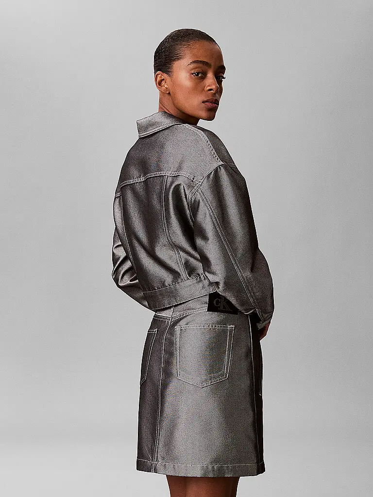 CALVIN KLEIN JEANS | Jeansrock
Marke: CALVIN KLEIN JEANS
Farbe: grau
Kategorien: Mode,Damen

Material: Denim,Baumwolle,Polyester / Polyamid
Musterung: Metallic
Stil: Young Fashion
Bundhöhe: Mid Waist
Details: Eingrifftaschen | Gris