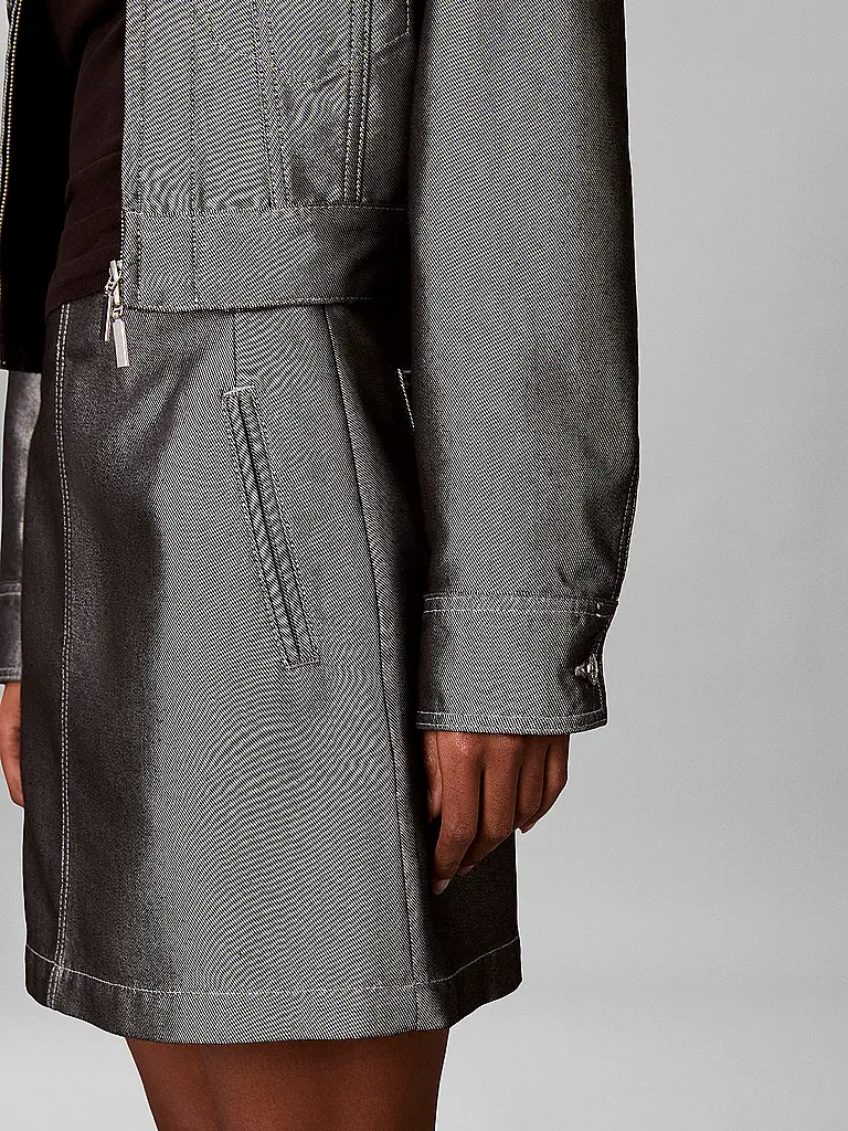 CALVIN KLEIN JEANS | Jeansrock
Marke: CALVIN KLEIN JEANS
Farbe: grau
Kategorien: Mode,Damen

Material: Denim,Baumwolle,Polyester / Polyamid
Musterung: Metallic
Stil: Young Fashion
Bundhöhe: Mid Waist
Details: Eingrifftaschen | Gris