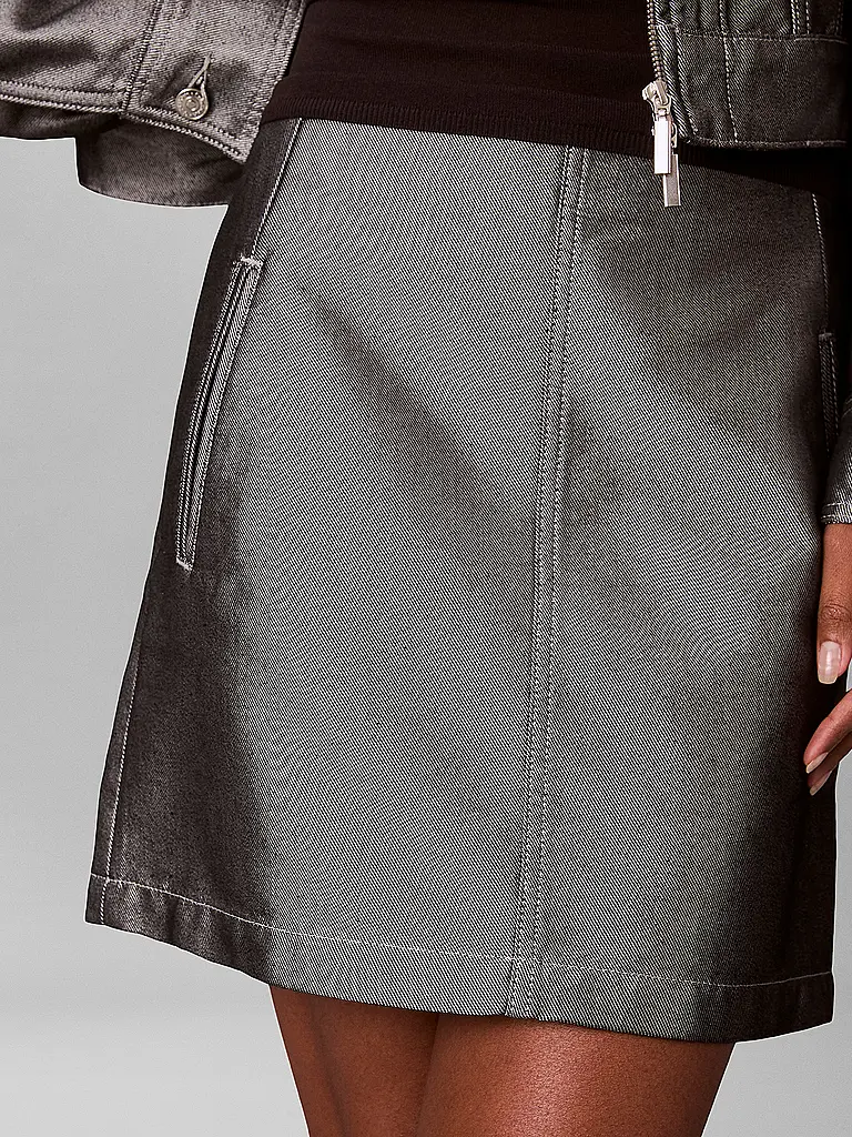 CALVIN KLEIN JEANS | Jeansrock
Marke: CALVIN KLEIN JEANS
Farbe: grau
Kategorien: Mode,Damen

Material: Denim,Baumwolle,Polyester / Polyamid
Musterung: Metallic
Stil: Young Fashion
Bundhöhe: Mid Waist
Details: Eingrifftaschen | Gris